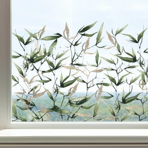 Può includere: Pellicola per finestre con un design ad acquerello di foglie di bambù verdi e accenti di glitter dorati.