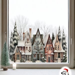 Könnte beinhalten: Ein Fensteraufkleber mit einer Reihe schneebedeckter Häuser und Tannenbäume. Die Illustration zeigt mehrstöckige Gebäude mit Spitzdächern, Schornsteinen und festlichen Kränzen. Das Design enthält den Text Dizzy Duck Design mit einer Weihnachtsmütze.