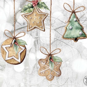 Op de afbeelding: Vijf aquarel gingerbreadkoekjes die aan een touwtje hangen met strikjes. De koekjes zijn versierd met witte glazuur en hebben een ster, sneeuwvlok, kerstboom en hulst. De achtergrond is een wazige witte en grijze winterscène.