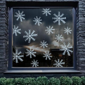 Set von eisblauen Aquarell Schneeflocken Fensteraufklebern - Klassische Fensteraufkleber für Weihnachtsdekoration von Dizzy Duck Designs