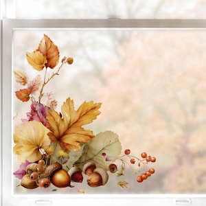 Könnte beinhalten: Ein Fensteraufkleber mit einem herbstlichen Laubmotiv, bestehend aus goldgelben, orangefarbenen und dunkelroten Ahornblättern, kombiniert mit braunen Eicheln und kleinen roten Beeren. Das Design ist in einer Eckkomposition mit halbtransparenter Optik.