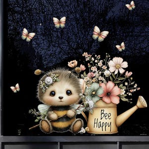 Op de afbeelding: Een grillige illustratie toont een schattig, op een bij lijkend wezen met een bloemenkroon, zittend naast een gieter vol bloemen. De gieter heeft de tekst "Bee Happy". Vlinders fladderen rond de scène tegen een donkere achtergrond.