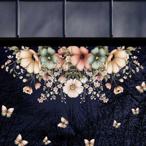 Op de afbeelding: Een bloemmotief met perzik-, groene en witte bloemen met delicate details. Vlinders fladderen tegen een donkerblauwe achtergrond met silhouetachtige takken. Het ontwerp doet denken aan een lentetuin.