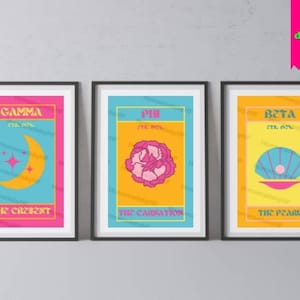 Peut inclure: Trois impressions d'art mural imprimables avec un design rétro. Chaque impression présente un fond de couleur différent et un symbole : une lune croissante, une fleur d'œillet et une perle dans une coquille. Le texte sur chaque impression indique "Gamma", "Phi" et "Beta" avec le nom du symbole correspondant en dessous.
