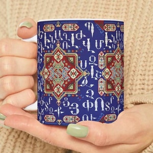 Taza de cerámica de inspiración vintage diseñada a mano, perfecta para los amantes del café y el té, taza con alfabeto azul armenio, regalo de bebida único para Papik
