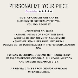 a message that encourages personalizing a piece of clothing, stating that most of their designs can be customized, and that the request can be made in the personalization box. It also mentions that a preview can be provided for approval when needed.