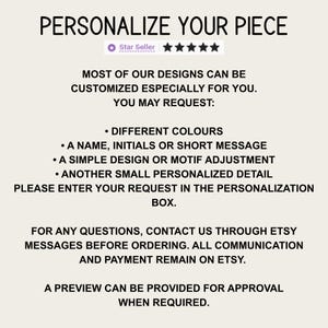 a message that encourages personalizing a piece of clothing, stating that most of their designs can be customized, and that the request can be made in the personalization box. It also mentions that a preview can be provided for approval when needed.
