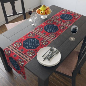 Camino de mesa con alfabeto armenio: diseño de letras tradicionales, mantelería/algodón rojo estilo boho, 40 x 228 cm, decoración cultural para el comedor - Personalizable