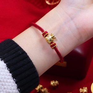 Bracciale con ciondolo a forma di sacco di soldi, braccialetto della fortuna, braccialetto con filo rosso, ciondolo con soldi, braccialetto della buona fortuna, ciondolo rosso della fortuna, braccialetto della ricchezza 2025