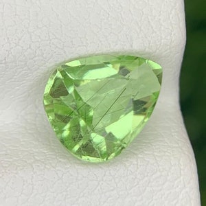 Peridoto verde chiaro, Pietra preziosa peridoto naturale, Peridoto rutilato, Peridoto a forma di pera per la creazione di gioielli, Pietra portafortuna di agosto, 1,85 carati