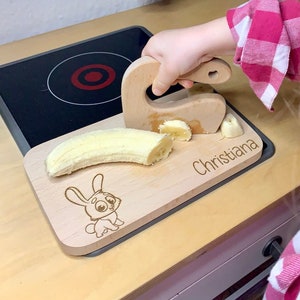 personalisiertes hölzernes sicheres Messer und Schneidebrettset, Geschenk für Kind, Montessori toy, Kleinkindgeschenk, Kinderutensilien Bild 1