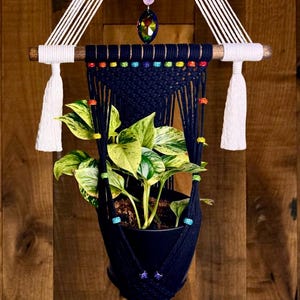 Handgemachte Makramee-Pflanzenaufhänger mit Perlen, Boho Wohndekor, hängender Übertopf für Innen, Housewarminggeschenk, Wandbehang - *25 Prozent Rabatt auf 2+ Artikel *