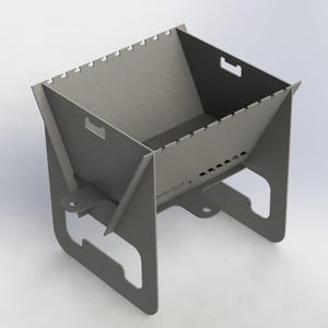 Op de afbeelding: Een grijze metalen vuurplaats met een opvouwbaar ontwerp. De vuurplaats heeft een vierkante basis en een rechthoekige vuurhaard met een verhoogde rand. De vuurhaard heeft een reeks kleine gaten langs de onderrand voor ventilatie.