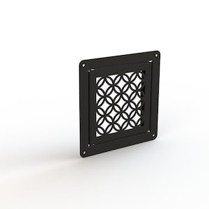 Peut inclure: Un cache-trou en métal noir avec un cadre carré et un motif géométrique décoratif. Le motif est composé de cercles qui se chevauchent. Le cache-trou comporte quatre trous de vis dans chaque coin.