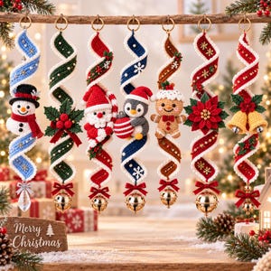 Può includere: Sette ornamenti all'uncinetto da appendere raffiguranti un pupazzo di neve, agrifoglio, Babbo Natale, un pinguino, un omino di pan di zenzero, una stella di Natale e campanelle. Ogni ornamento è fissato a un nastro a spirale con anelli dorati.