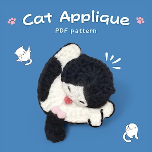 Puede incluir: Una aplicación de gato en blanco y negro hecha a mano, con un lazo rosa y un corazón rojo, sobre un fondo azul. El texto "Cat Applique" y "PDF pattern" se muestra en blanco. También hay dos pequeñas ilustraciones de gatos.