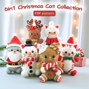 Könnte beinhalten: Eine Sammlung von sechs gehäkelten Weihnachtskatzenfiguren, jede mit einzigartiger festlicher Kleidung. Die Katzen sind in verschiedenen Farben, darunter Weiß, Braun und Grau, und sind mit Weihnachtsmützen, Rentiergeweihen und anderem Zubehör zum Thema Feiertage geschmückt. Der Text "6in1 Christmas Cat Collection" steht oben.