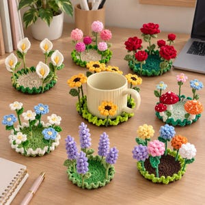 Puede incluir: Una colección de posavasos circulares de ganchillo con varios diseños tridimensionales de flores y setas, incluyendo calas, rosas, girasoles, lavanda y margaritas, con un posavasos sosteniendo una taza de cerámica color crema.