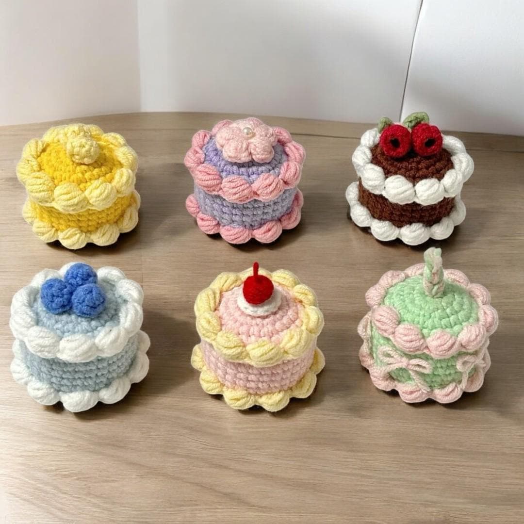 TOYMIS Gâteau d'anniversaire au crochet positif, gâteau tricoté émotionnel avec motivation, poupée alimentaire faite à la main, cadeau de soutien inspirant pour anniversaire