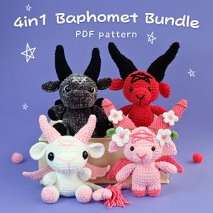 K&ouml;nnte beinhalten: Vier geh&auml;kelte Baphomet-Pl&uuml;schtiere in einem 4in1 Baphomet Bundle PDF-Muster. Die Figuren sind schwarz, rot, wei&szlig; und rosa, jede mit H&ouml;rnern, Fl&uuml;geln und gestickten Pentagrammen. Die rosa Figur ist mit kleinen wei&szlig;en und gr&uuml;nen Blumen verziert.