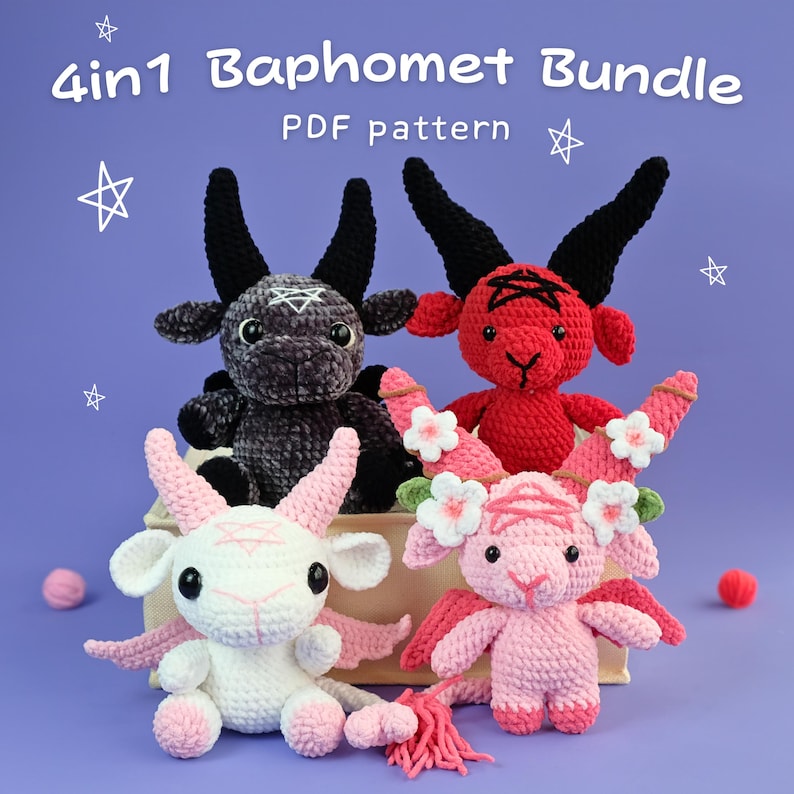 K&ouml;nnte beinhalten: Vier geh&auml;kelte Baphomet-Pl&uuml;schtiere in einem 4in1 Baphomet Bundle PDF-Muster. Die Figuren sind schwarz, rot, wei&szlig; und rosa, jede mit H&ouml;rnern, Fl&uuml;geln und gestickten Pentagrammen. Die rosa Figur ist mit kleinen wei&szlig;en und gr&uuml;nen Blumen verziert.