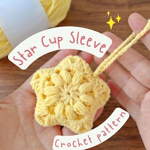 Puede incluir: Un portavasos de estrella de ganchillo amarillo hecho a mano. La funda en forma de estrella presenta un diseño texturizado y un lazo para colgar. El texto "Star Cup Sleeve" y "Crochet pattern" es visible.
