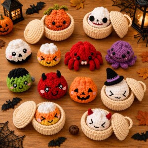 K&ouml;nnte beinhalten: Eine Sammlung geh&auml;kelter Halloween-Figuren, darunter K&uuml;rbisse, Totenk&ouml;pfe, eine Spinne, ein Oktopus, ein Zuckermais, ein Teufel und ein Frankenstein-Monster, teilweise in kleinen beigen K&ouml;rbchen mit passenden Deckeln.