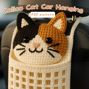 以下が含まれることがあります： かぎ針編みのキャリコ猫のカーハンギングオーガナイザー。猫の顔は黒、オレンジ、白で、ボタンの目とピンクの鼻が付いています。テキスト「Calico Cat Car Hanging」と「PDF pattern」が表示されています。