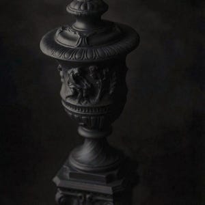 Vaso decorativo su piedistallo – Elegante ornamento per scrivania e mensola immagine 4