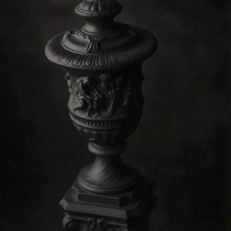 Vaso decorativo su piedistallo – Elegante ornamento per scrivania e mensola immagine 4