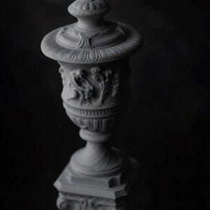 Vaso decorativo su piedistallo – Elegante ornamento per scrivania e mensola immagine 3