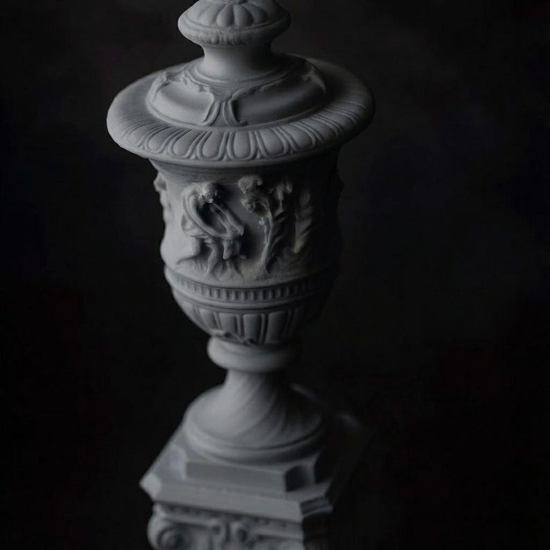 Vaso decorativo su piedistallo – Elegante ornamento per scrivania e mensola immagine 3