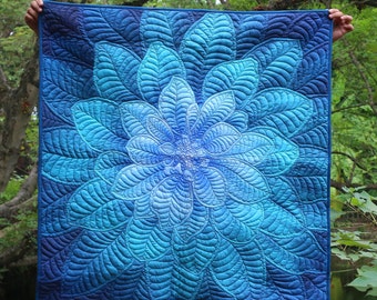 Tapiz acolchado bordado floral hecho a mano, azul