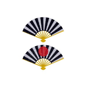 Op de afbeelding: Twee zwart-witte vouwvaandels met gele stokken. De bovenste waaier heeft een zwart-wit gestreept ontwerp. De onderste waaier heeft een zwart-wit gestreept ontwerp met een rode cirkel in het midden.