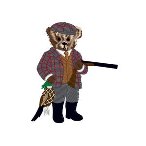 Könnte beinhalten: Gesticktes Bild eines Teddybären in einem Tweedanzug, einer Mütze und Stiefeln, der eine Schrotflinte und einen Fasan hält. Der Anzug des Bären ist grau mit einem roten Karomuster. Der Bär trägt eine braune Weste und eine Krawatte.