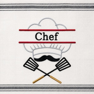 Peut inclure: Un torchon en tissu blanc avec une bordure rayée grise horizontale et une broderie représentant une toque de chef, une moustache noire et deux spatules croisées à manches dorés. Le mot Chef est brodé en noir dans un cadre rouge.