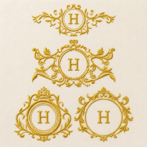 Peut inclure: Quatre monogrammes brodés de couleur dorée présentant la lettre H centrée dans des cadres circulaires ornés. Chaque motif présente des volutes complexes, des fioritures et des bordures décoratives cousues sur un fond en tissu crème clair.
