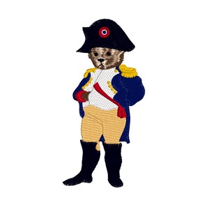 Könnte beinhalten: Ein Teddybär, der als Militärbeamter verkleidet ist. Der Bär trägt eine blaue Jacke mit goldenen Verzierungen, ein weißes Hemd, eine beige Hose und einen schwarzen Hut mit einem roten und weißen Kreis auf der Vorderseite.