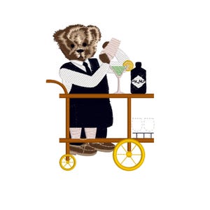 Peut inclure: Broderie d'un ours en peluche en costume de barman, préparant un cocktail. L'ours est derrière un chariot de bar avec un verre à martini, une bouteille et deux verres vides. Le chariot a des roues jaunes.