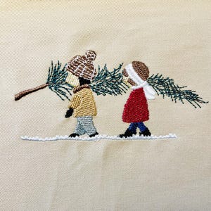 Enfants portant un sapin de Noël dans la neige, décoration de Noël, motifs de broderie machine 5 tailles téléchargement immédiat