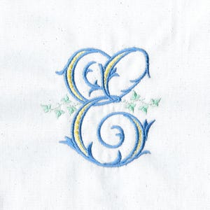 Monogramas antiguos vintage con ramas de hiedra, 26 letras mayúsculas, 4 tamaños, diseños de bordado a máquina, descarga instantánea