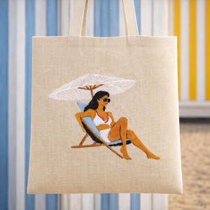 Donna che prende il sole, sedia a sdraio e ombrellone, 3 misure, disegni da ricamo a macchina