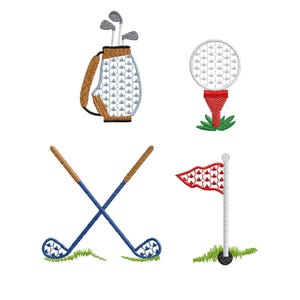 Peut inclure: Motif brodé sur le thème du golf. Il comprend un sac de golf avec des clubs, une balle de golf sur un tee, des clubs de golf croisés et un drapeau de golf. Le design utilise du bleu, du marron, du rouge et du vert sur fond blanc.