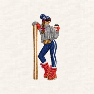 Puede incluir: Un parche bordado que muestra a una persona esquiando con un gorro azul de copos de nieve, suéter gris y mallas azules con rayas blancas. La figura sostiene un café, usa guantes y botas rojas, y se apoya en un par de esquís de madera color canela.