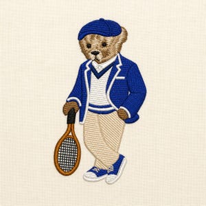 Könnte beinhalten: Ein gestickter Aufnäher mit einem braunen Teddybären, der eine blaue Schiebermütze, einen blauen Blazer mit weißem Saum, eine weiße Weste und eine beige Hose trägt. Der Bär hält einen braunen Tennisschläger mit schwarzem Griff und Netz.