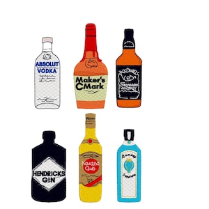 Op de afbeelding: Zes verschillende flessen sterke drank, waaronder Absolut Vodka, Maker's Mark Bourbon, Jack Daniel's Tennessee Whiskey, Havana Club Rum, Hendricks Gin en Bombay Sapphire Gin.