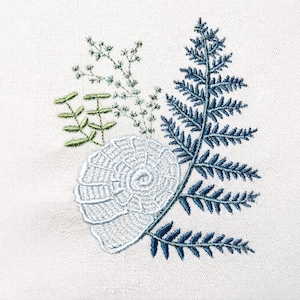 Elegante botanische Muschel mit Farnzweig und Korallen, 3 Größen, Stickdatei