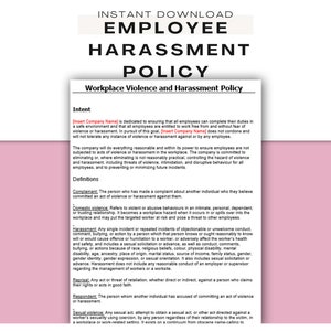 Może przedstawiać: Dokument zatytułowany „Employee Harassment Policy” z tekstem „Workplace Violence and Harassment Policy”. Dokument zawiera definicje terminów takich jak „Powód” i „Nękanie”. Tło jest w kolorze jasnoróżowym.