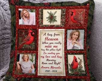 Puede incluir: Cojín decorativo cuadrado con diseño de patchwork. Presenta fotos, cardenales rojos y el texto "A hug from Heaven". El borde es verde con bayas rojas.