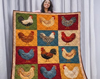 Può includere: Una coperta trapuntata con un design patchwork di vari polli in diversi colori e motivi. I quadrati sono ambientati su una varietà di sfondi colorati, tra cui rosso, blu e verde. La coperta ha un bordo marrone.